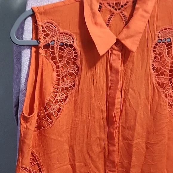 ARYN K sleeveless blouse 👚 - Picture 3 of 10